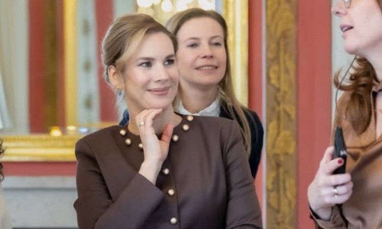 Marta Nawrocka postawiła na taliowany krój. Internauci są podzieleni: "Zbyt odważnie?" [zdjęcia]