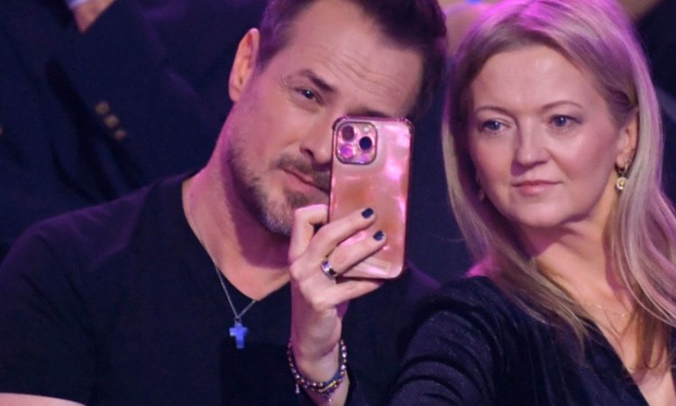 Paweł Małaszyński zabrał żonę na ściankę. Joanna wyeksponowała nogi do nieba w skąpej mini [zdjęcia]