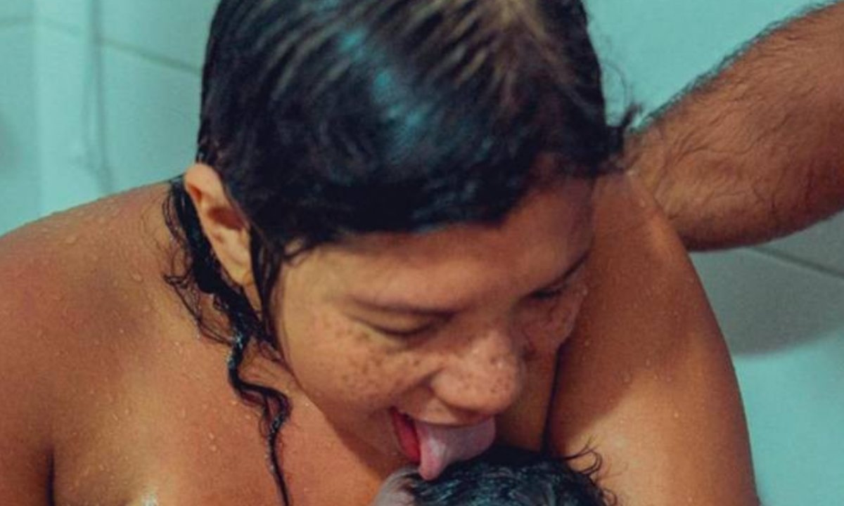 Mama po porodzie liże noworodka. Fotografia budzi kontrowersje na całym świecie