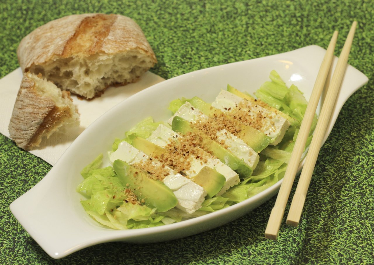 Sałatka z tofu naturalnego i makaronu ryżowego