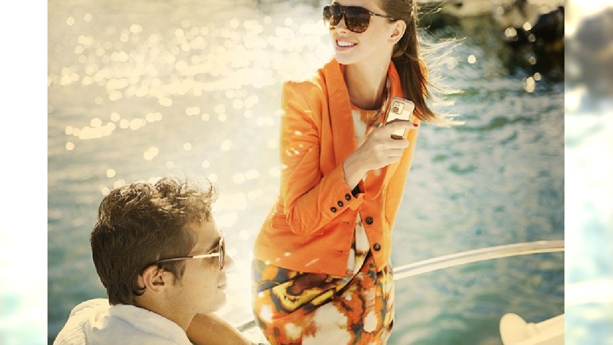N97_Mini_Gold_Lifestyle_1