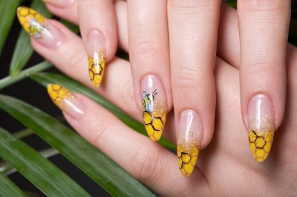 Żółty manicure