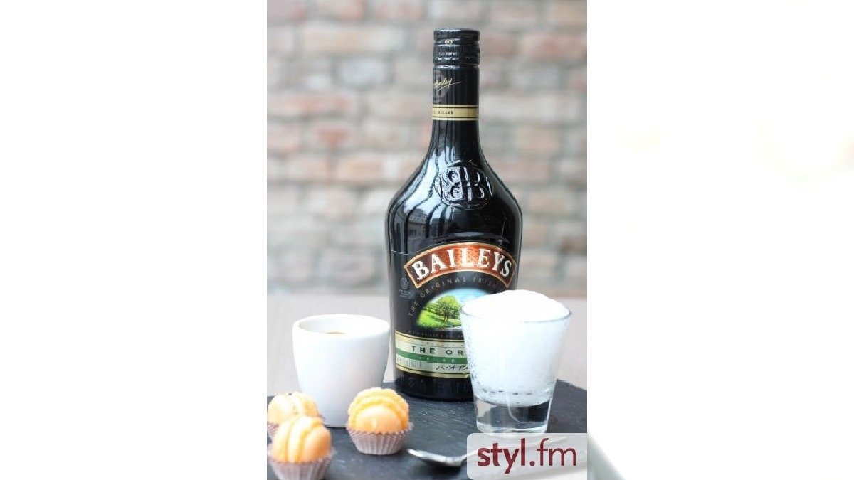 Baileys z kawa, makaronikami 1 Baileys