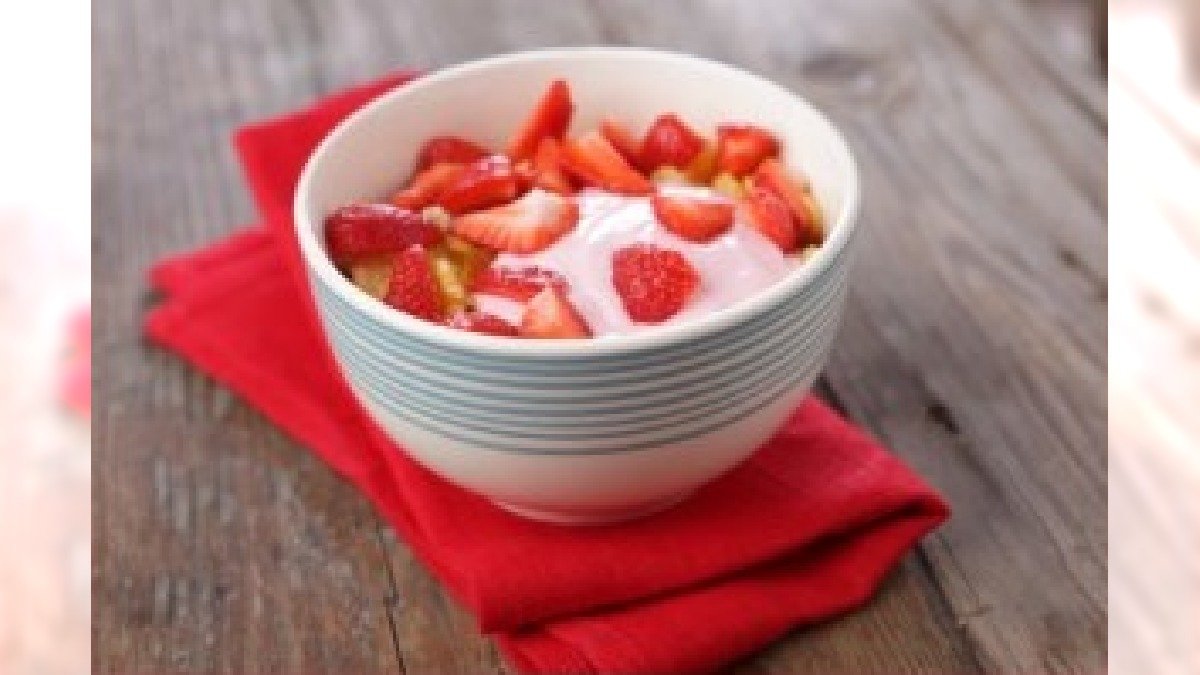 Коктейль при гастрите. Йогурт де. Йогурт при гастрите. Йогурт с ягодами вид сверху. Strawberry yoghurt American.