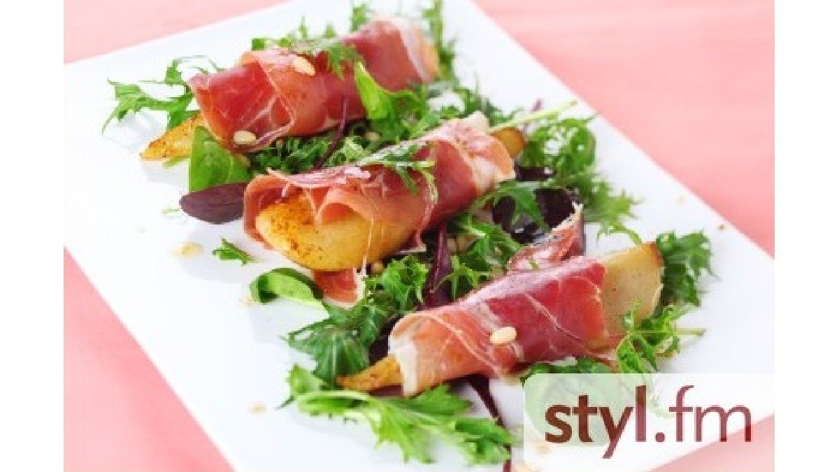 Appetizer with caramelized pears, walnuts and prosciutto gruszki z szynką parmeńską