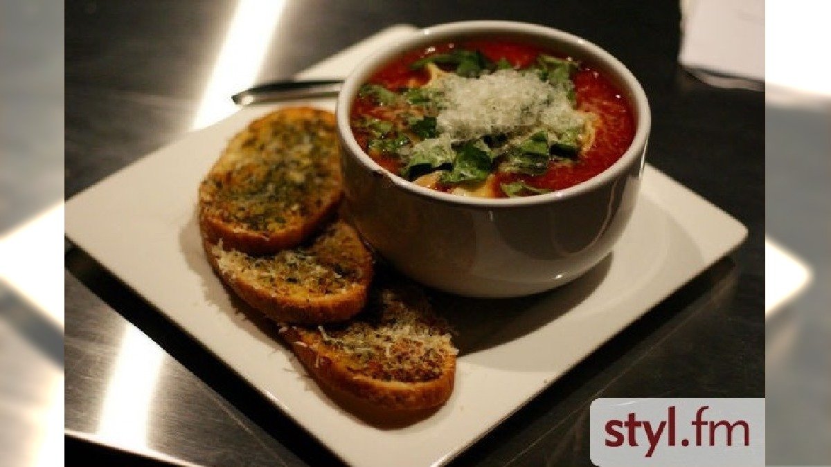 tomato-basil-soup-with-tortellini_l