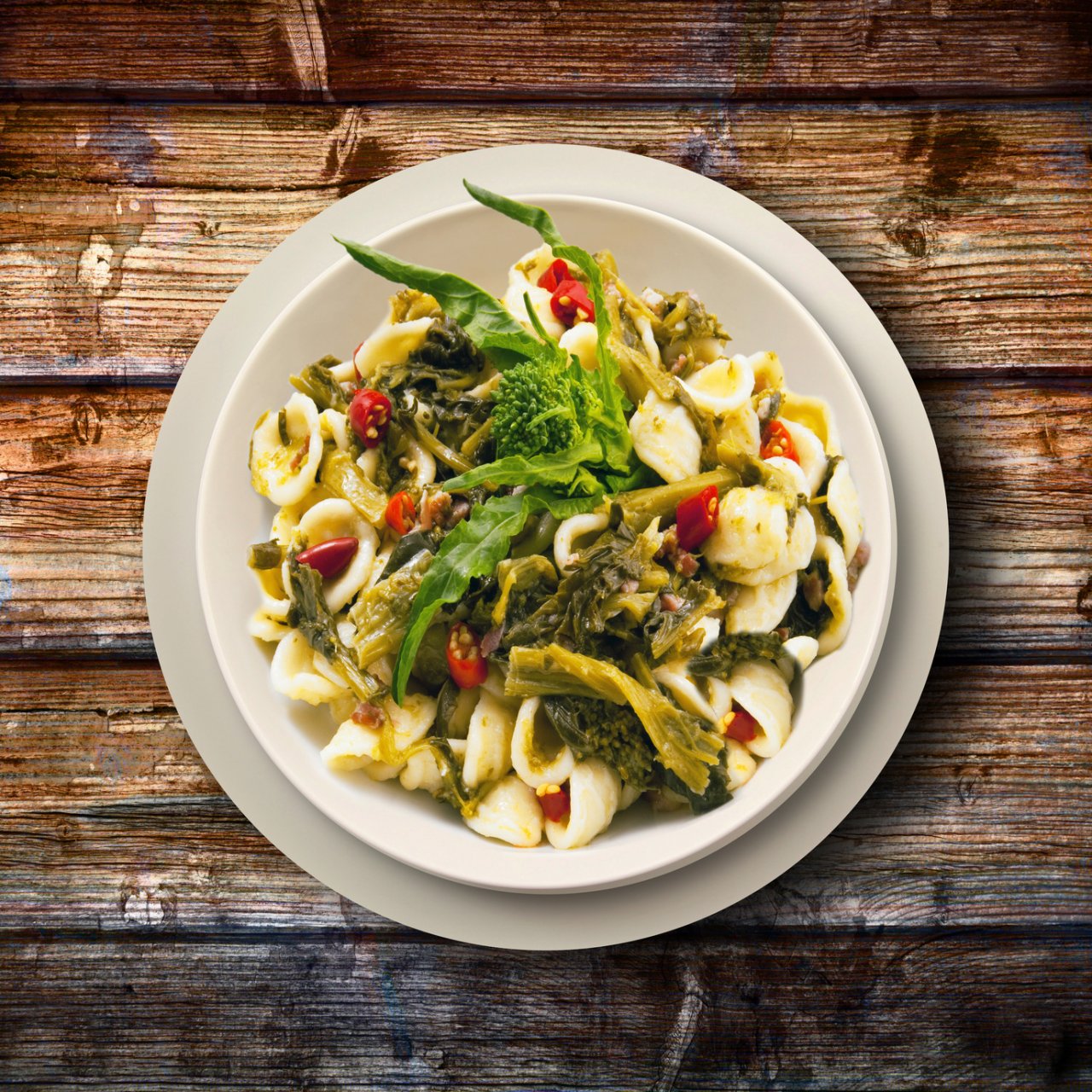 orecchiette alle cima di rapa su fondo legno
