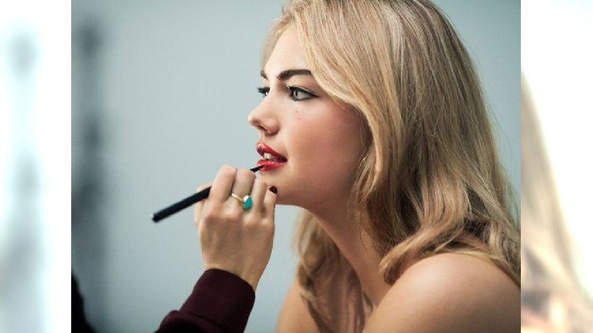 BTS BB applying lip on Kate (1)