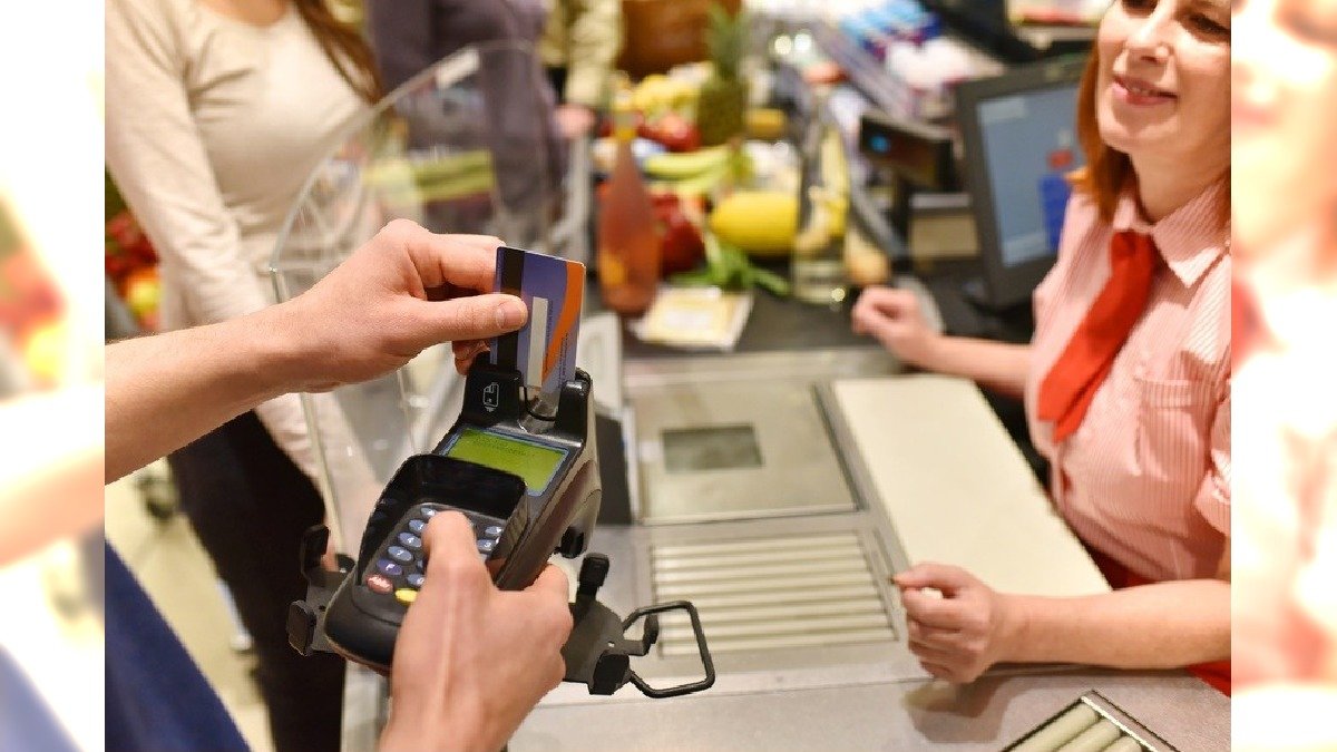 Bezahlung mit EC-Karte im supermarkt beim einkaufen
