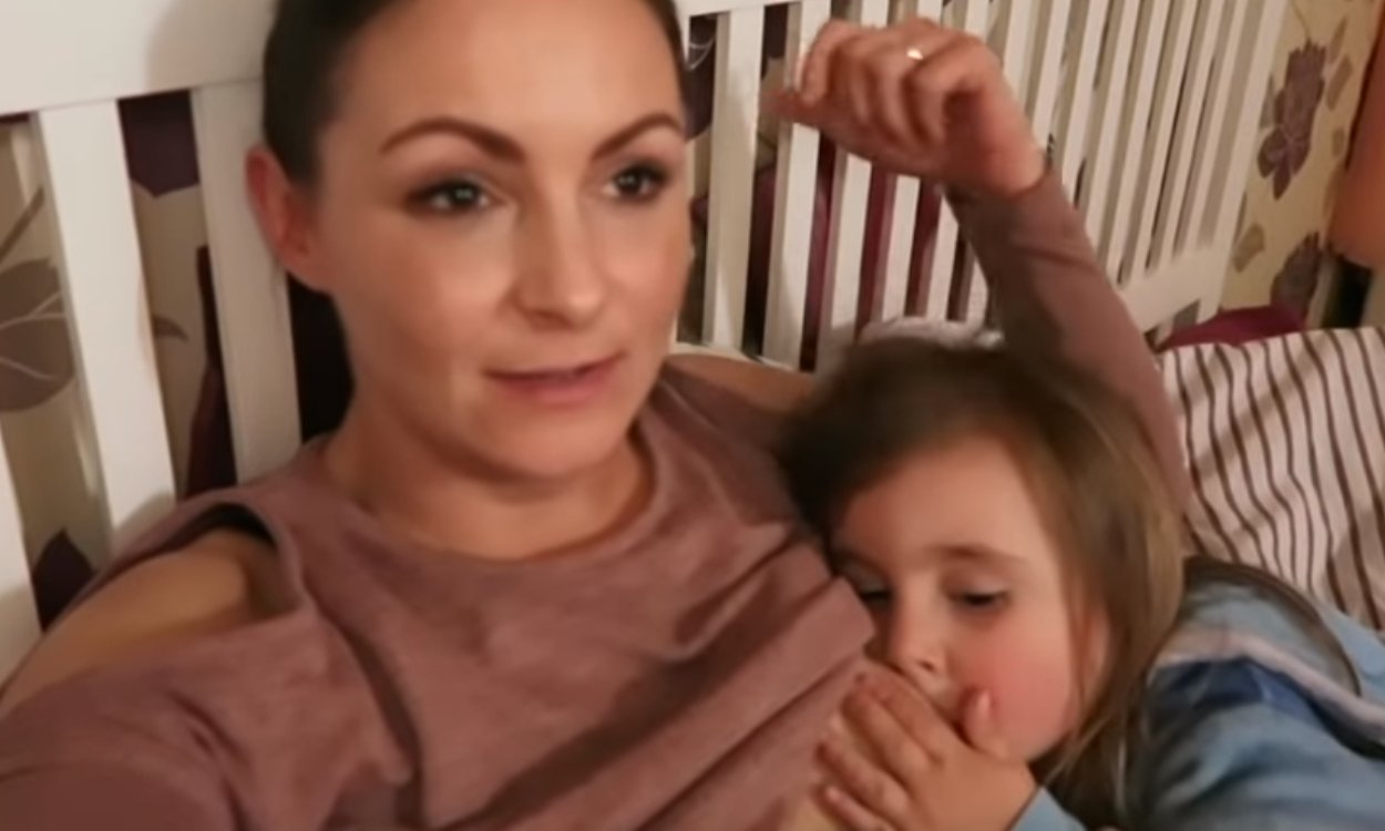 Mama szokuje Internet, karmiąc piersią swoją czteroletnią córkę. Internauci jej ubliżają