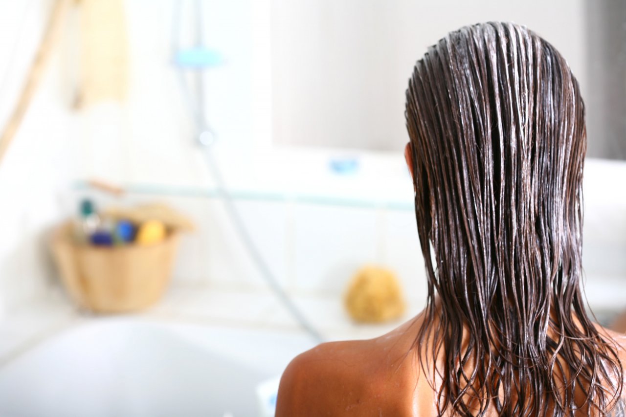 Domowa pielęgnacja – sprawdzone sposoby na poprawę kondycji Twoich włosów