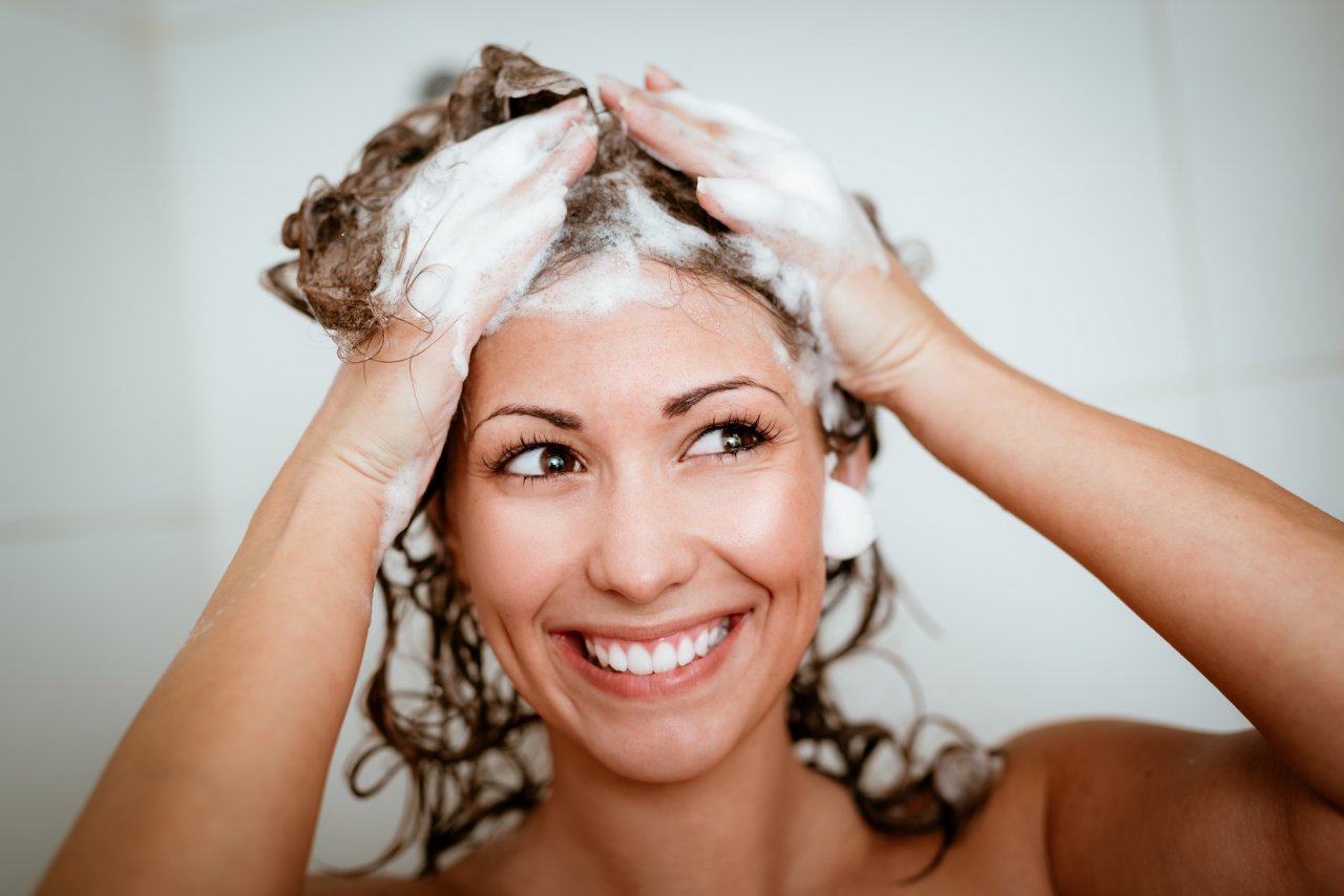Mycie włosów z głową. Poznaj metodę OMO