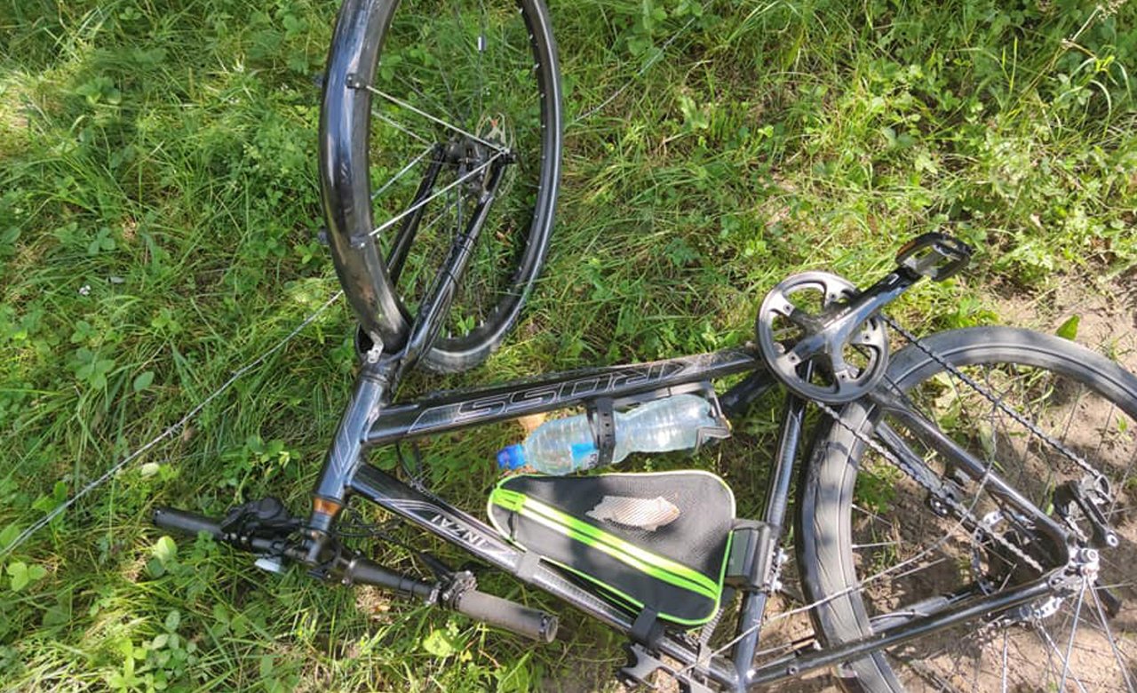 Rowerzysta z Warszawy wpadł w pułapkę rozstawioną w lesie: "Zaczęła lać się ze mnie krew"