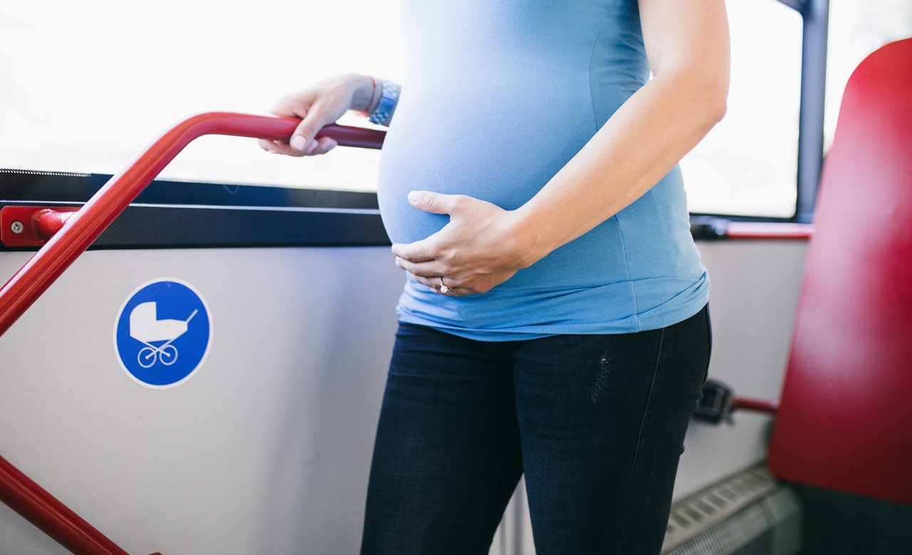Ciężarna w tramwaju usłyszała, że ciąża to nie choroba, gdy poprosiła o ustąpienie miejsca