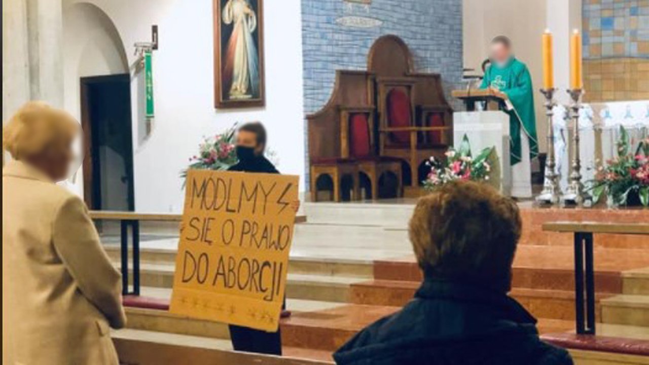 Lawinowa fala apostazji po strajku kobiet? Wielu Polaków ma już dość
