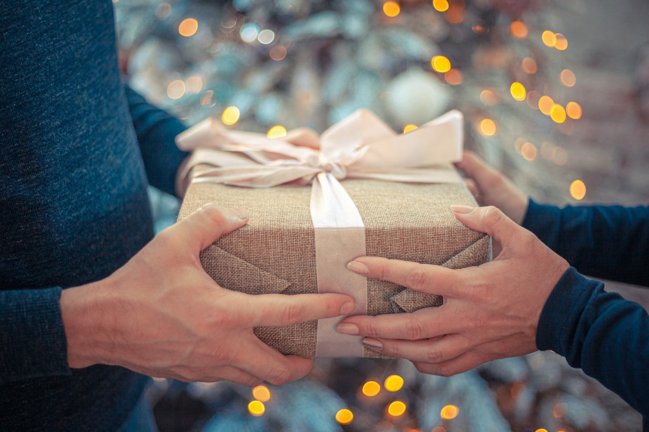 Jak wykonać opakowanie prezentów świątecznych ze starych ulotek i inne świąteczne, prezentowe porady DIY