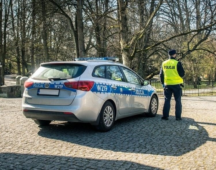 patrol policyjny na drodze