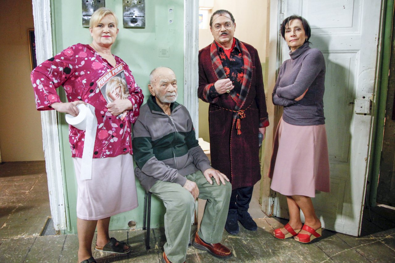 yszard Kotys, Marzena Kipiel-Sztuka, Renata Pałys-Wilkowska stoją na tle zielonej ściany na planie serialu "Świat według Kiepskich"