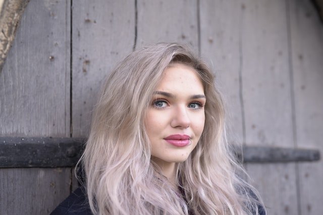blondynka w rozpuszczonych włosach patrzy się w obiektyw