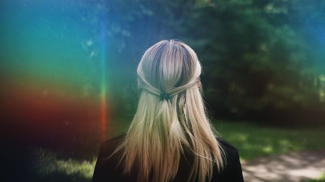 blondynka w rozpuszczonych włosach stojąca tyłem