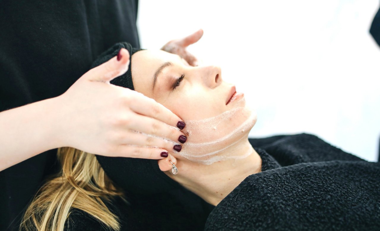 Zestawienie najnowszych zabiegów na twarz dla kobiet w okresie menopauzalnym