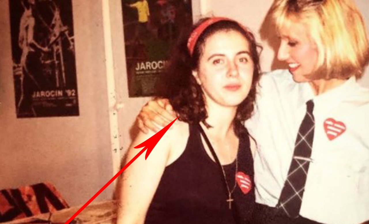 Kim jest dziewczyna obok Agaty Młynarskiej na zdjęciu z 1992 roku? Dziś to znana wokalistka!