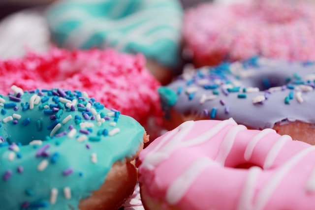 kolorowe pączki z niebieskim i różowym lukrem