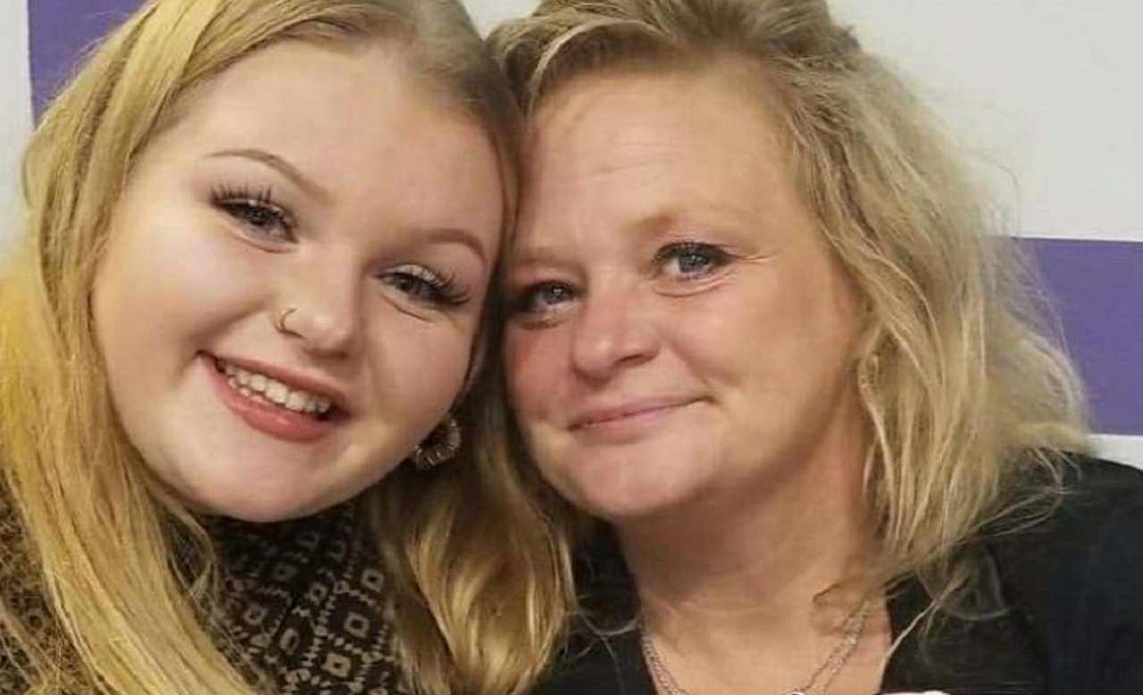 47-latka karmiła piersią swoją wnuczkę, gdy jej córka wychodziła z domu. Ludzie są oburzeni