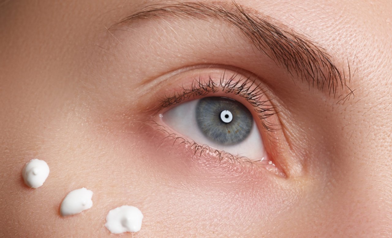 5 skutecznych kosmetyków rozjaśniających cienie pod oczami