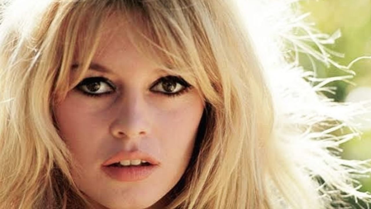 Jak stylizować grzywkę a'la Brigitte Bardot?