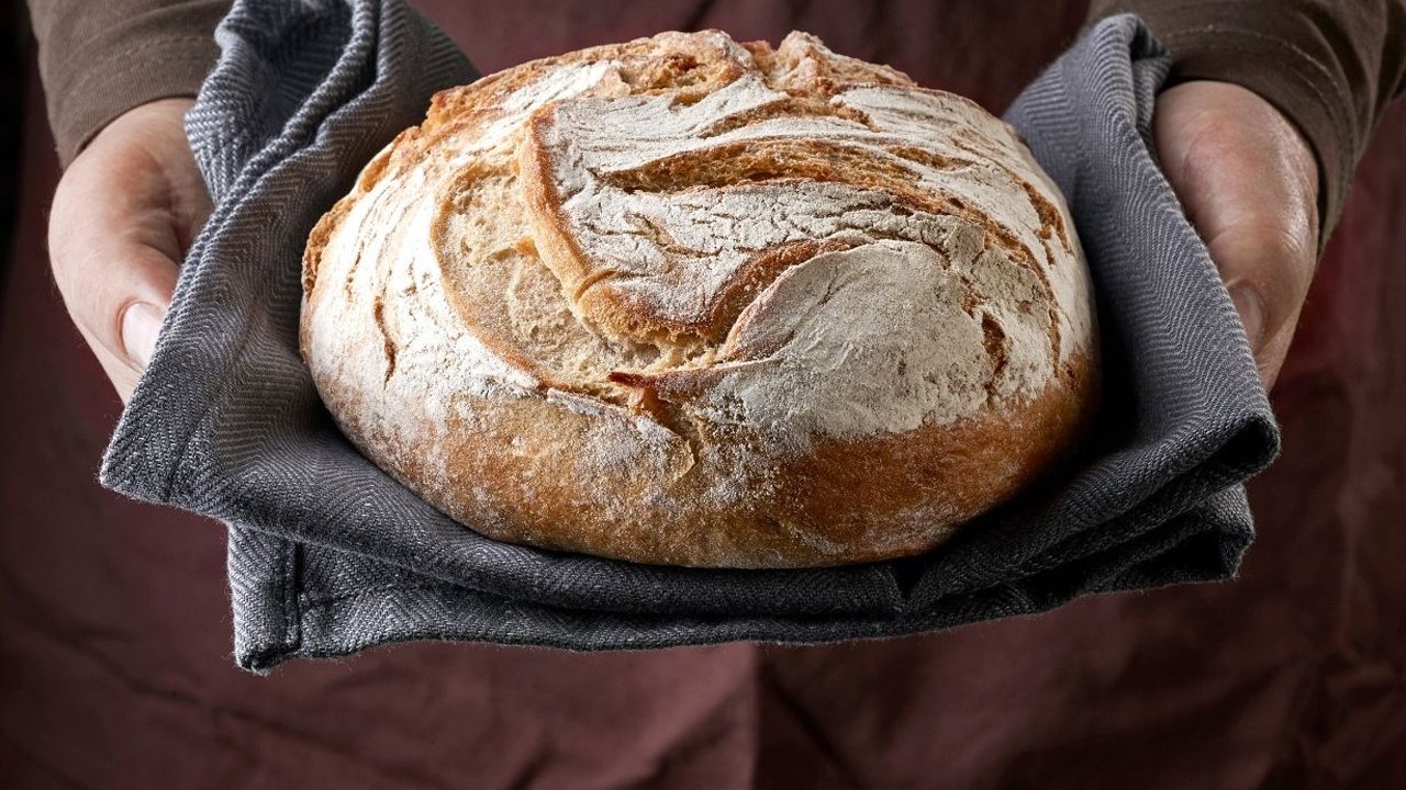 Przepis na domowy chleb na zakwasie, który zasmakuje każdemu