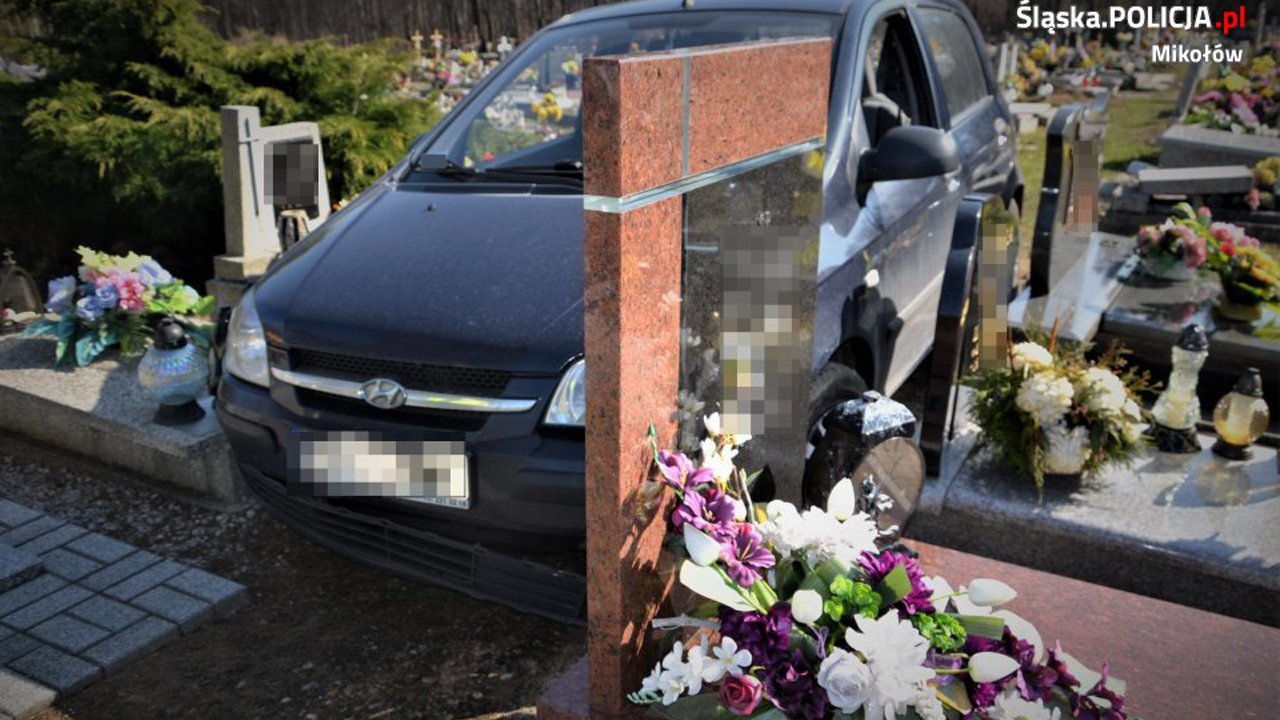 88-latek ze Śląska wjechał na cmentarz samochodem. Wyznał policji, dlaczego to zrobił
