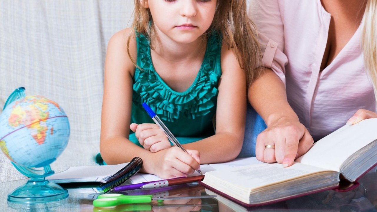 "Nauczyciele nie powinni zadawać prac domowych dzieciom. Maluchy mają inne zajęcia!"