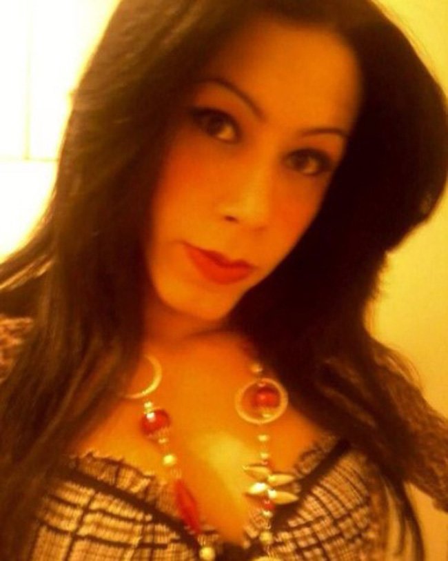 Juju Oliveira w rozpuszczonych i wymodelowanych włosach i w czerwonej szmince robi sobie selfie