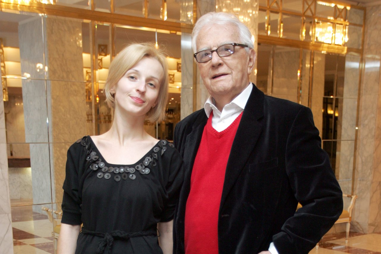 Kamila Łapicka w czarnej sukience w towarzystwie Andrzeja Łapickiego 