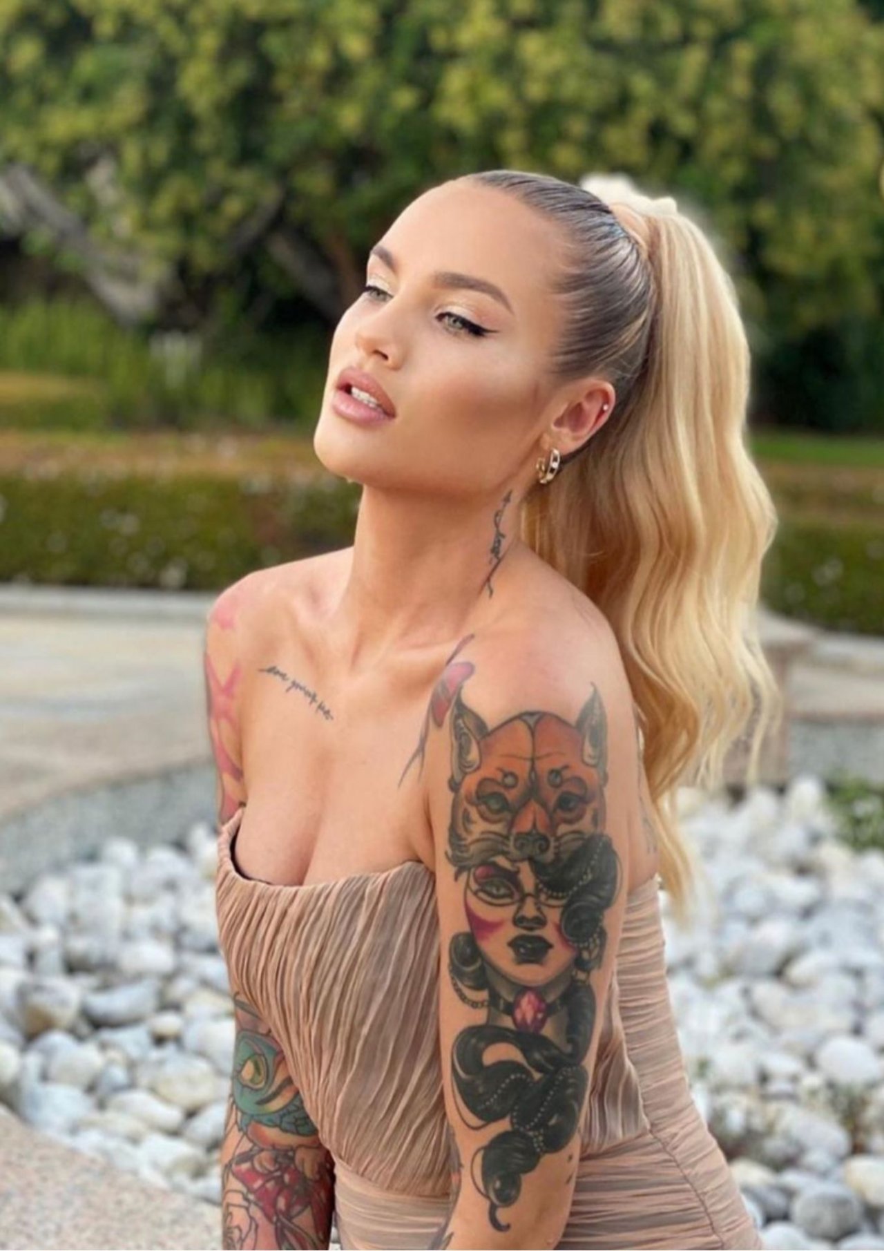 Karolina galon w wysokim kucyku