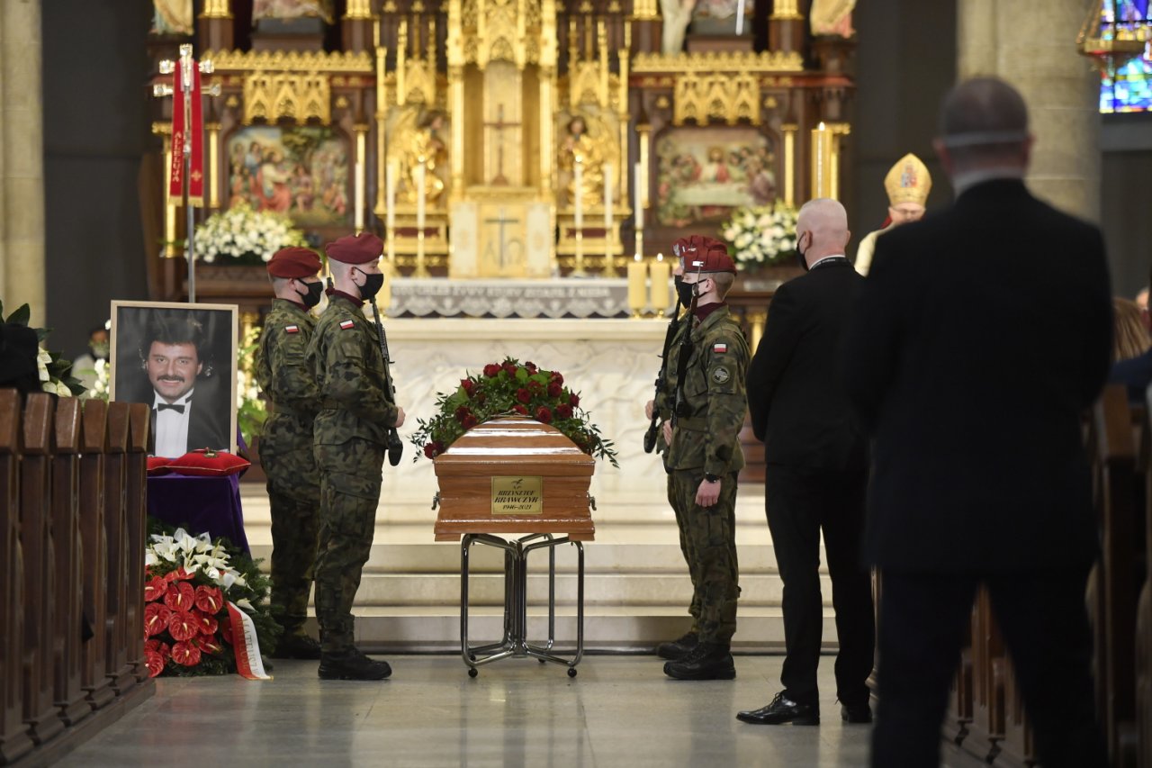 Trumna z ciałem Krzysztofa Krawczyka w otoczeniu żołnierzy w katderze