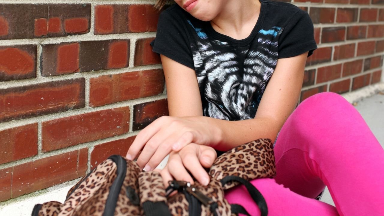 11-latka usiadła pod sklepem i zaczęła płakać, bo nie było lodów Ekipy. Nie chciała iść do domu