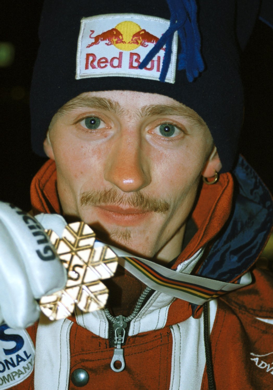 Adam Małysz ze złotym medalem podczas konkursu skoków