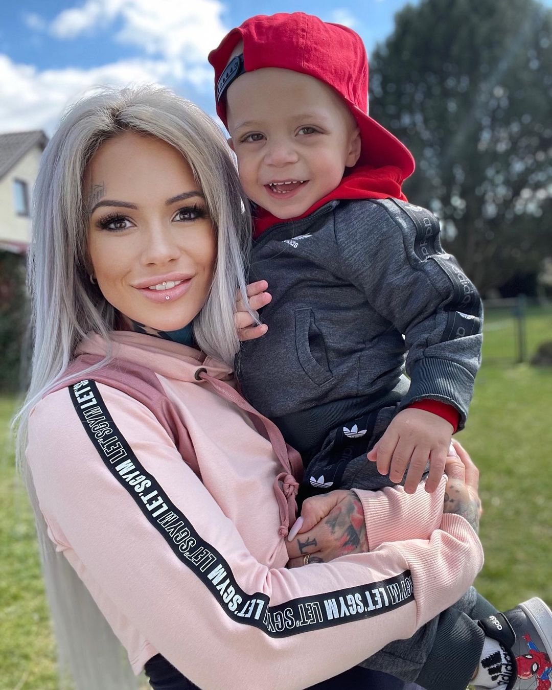 Wytatuowana mama z synkiem