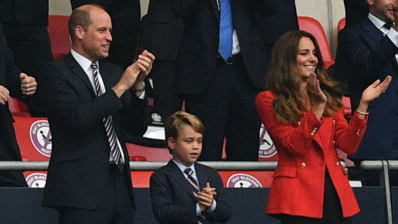 Książę George na meczu Anglików w garniturze i pod krawatem! Czy powinno się tak ubierać 7-latka?
