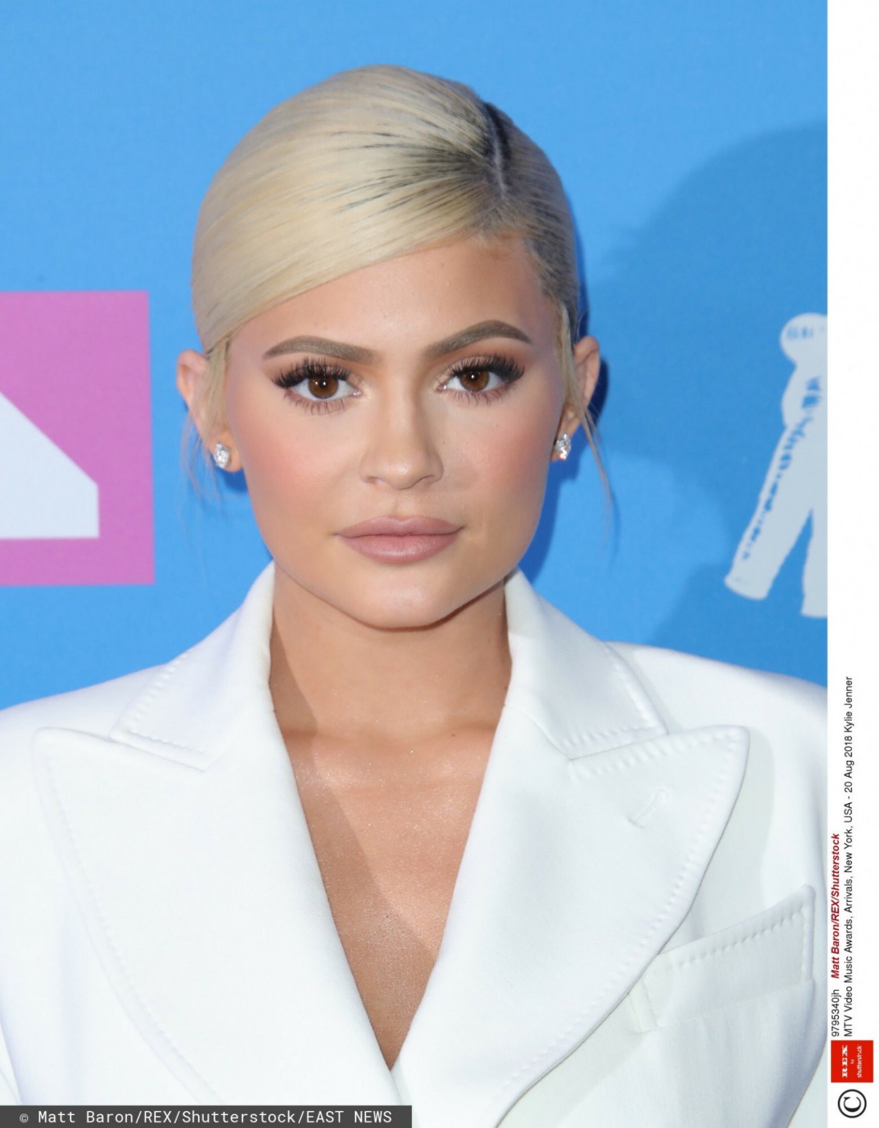 Kylie Jenner w blond włosach spiętych w kucyk