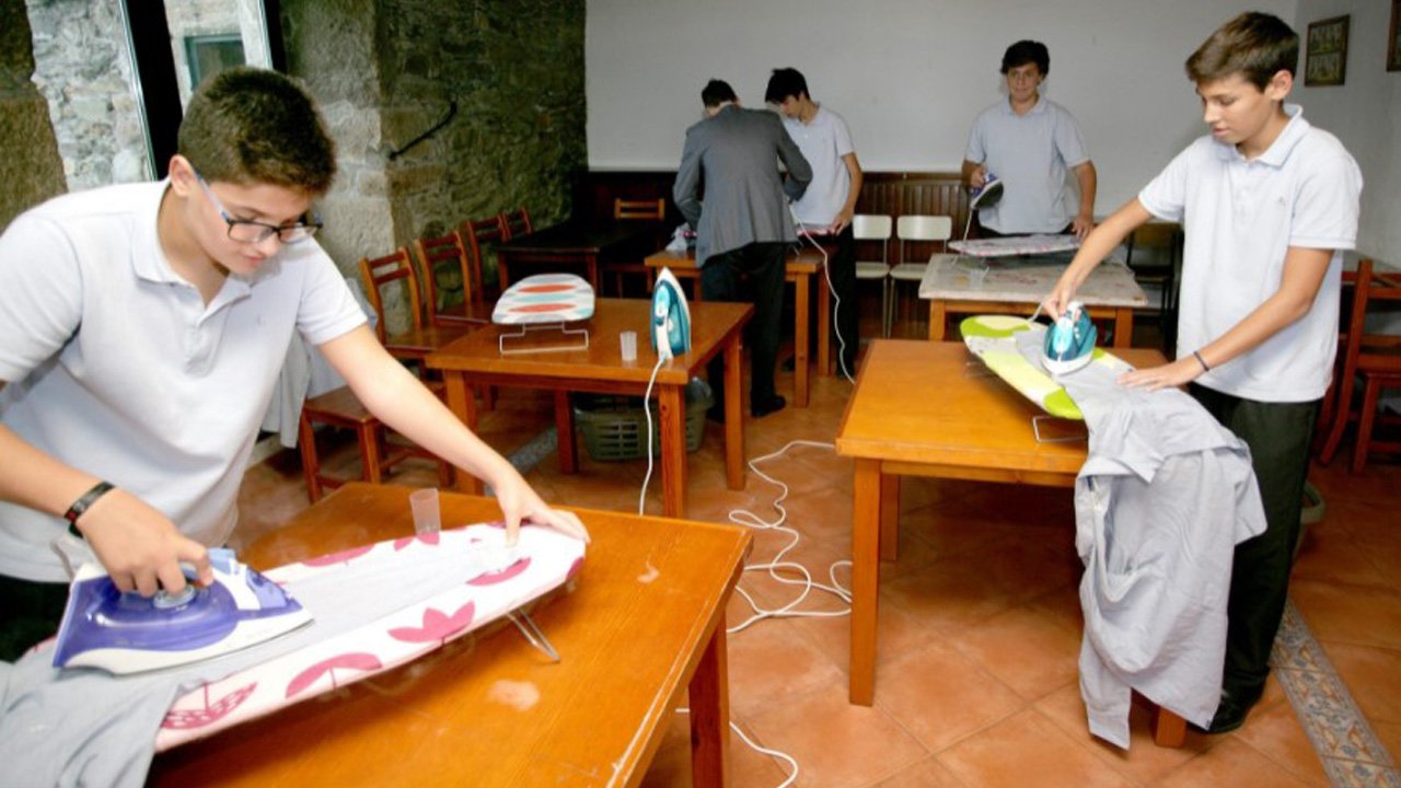 W tej szkole chłopcy uczą się prac domowych. Innowacyjny sposób nauki, który spodobał się kobietom