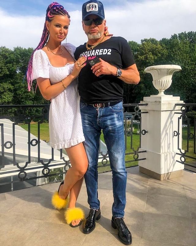 Maja Rutkowski w fioletowych warkoczykach u boku Krzysztofa Rutkowskiego 
