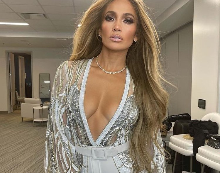 Jennifer Lopez w rozpuszczonych włosach i srebrnej kreacji z ogromnym dekoltem