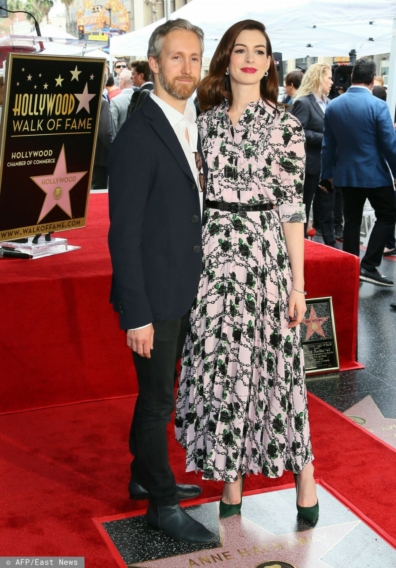 Anne Hathaway w kwiecistej sukni w objęciach męża Adama Shulmana