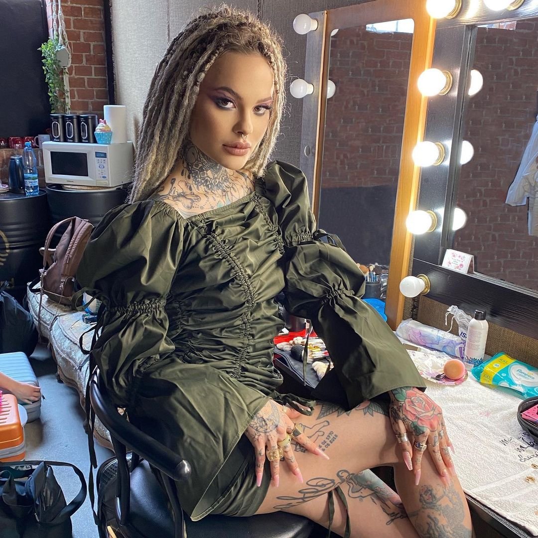 Monika Miller w dredach