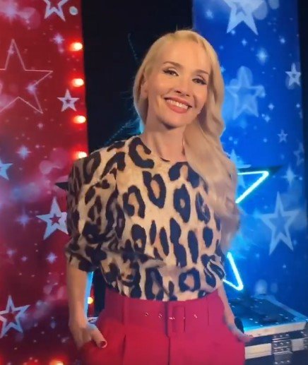 Natalia Oreiro w blond włosach i sweterku w panterkę