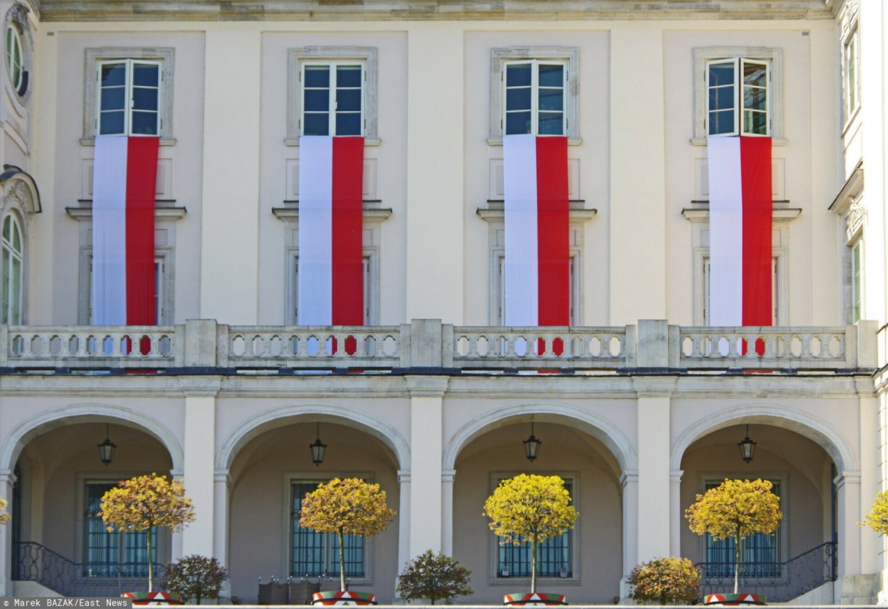 Warszawa, Z okazji 230. rocznicy uchwalenia Konstytucji 3 maja Zamek Krolewski - udekorowano bialo - czerwonymi flagami.