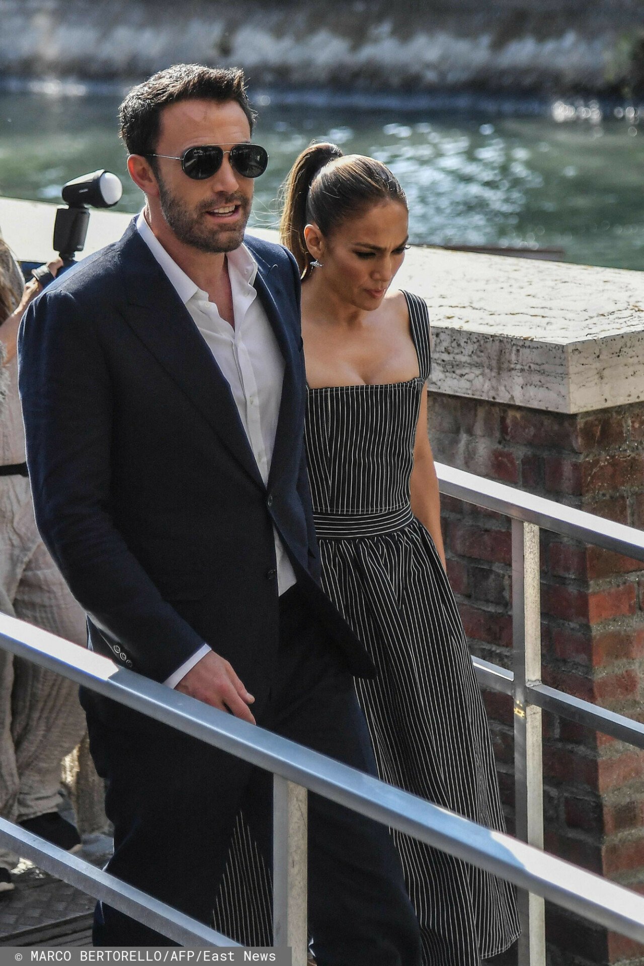 Ben Affleck w czarnym garniturze z J.Lo u boku